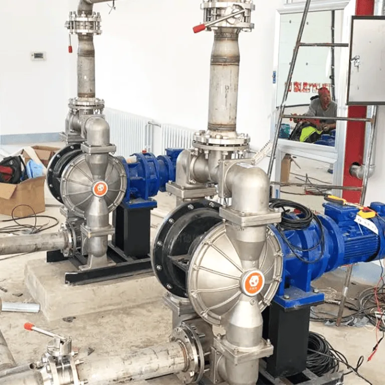 Lăp đặt máy bơm màng điện thân Inox cho nhà máy