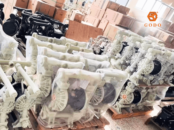 Máy bơm dung môi thân nhựa