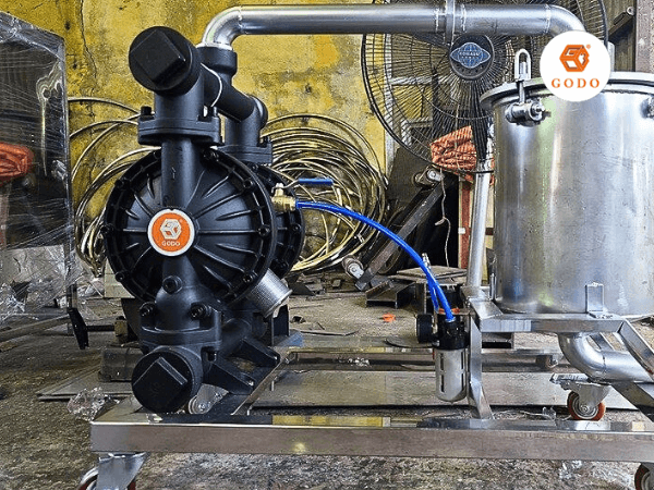 Máy bơm sơn nước GODO kết hợp cùng máy lọc sơn