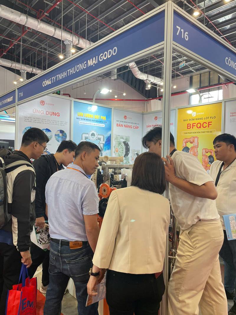 khoanh khac khach hang doi tac den tham quan tai gian hang GODO 2025 6
