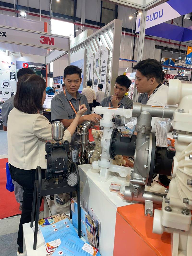 Lời cảm ơn quý khách hàng đã tham quan gian hàng GODO tại triển lãm VIMF 2025 – Bình Dương 7 khoanh khac khach hang doi tac den tham quan tai gian hang GODO 2025 8
