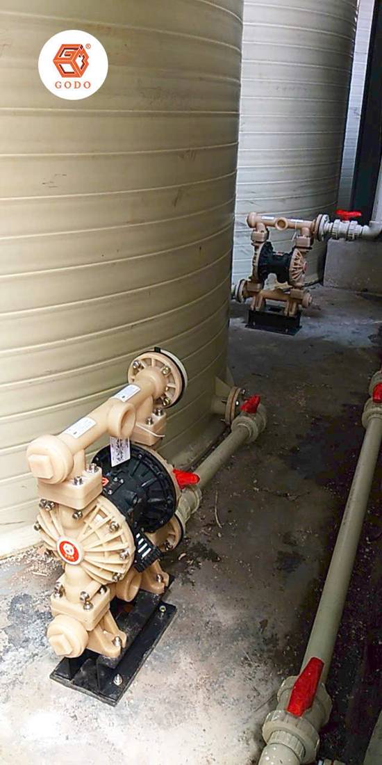 Bơm dung môi trong pha sơn toluen, xylene, styrene, phụ gia hóa chất ăn mòn 2 bơm dung môi trong pha sơn