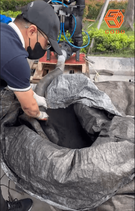 Bơm bột than hoạt tính bằng máy bơm bột bằng khí nén 2 máy bơm bột than hoạt tính