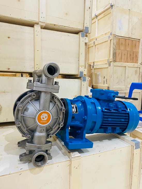 So sánh bơm màng điện vs bơm trục vít