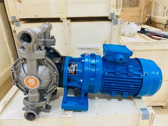 So sánh giá bơm màng khí nén và điện