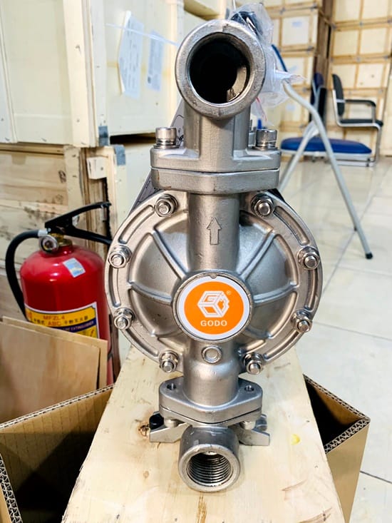 So sánh giá bơm màng khí nén và điện