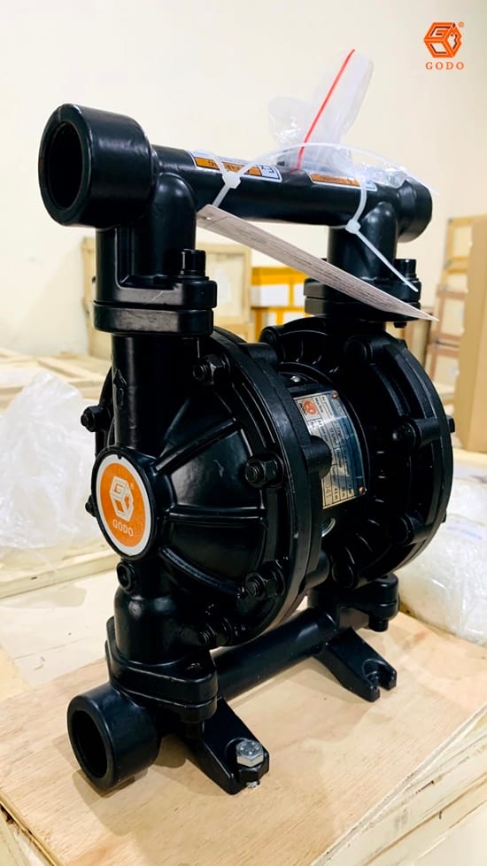 Bơm màng thân Gang